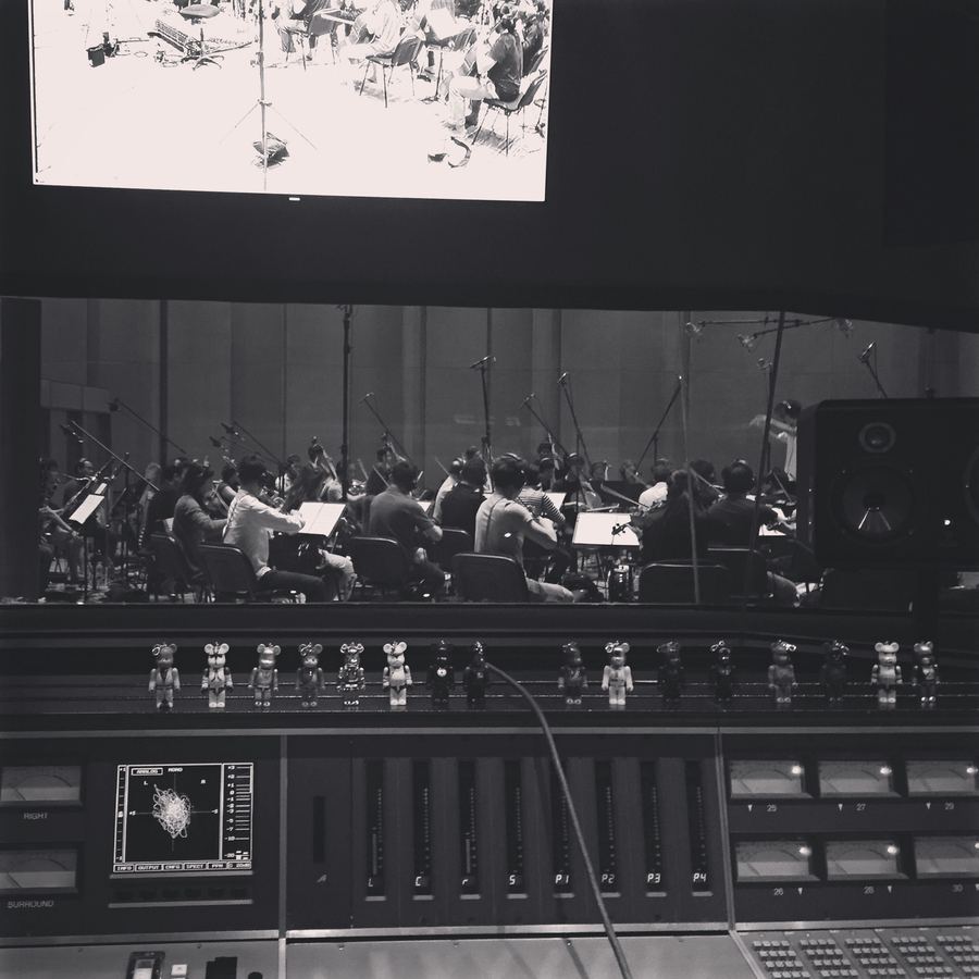 Orchestra seen through the glass over a large console